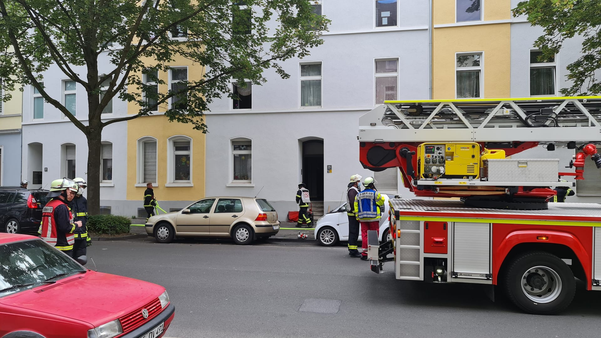 Feuerwehrmänner in der Dortmunder Nordstadt: Am Mittwoch brannte es im Treppenhaus eines Mietshauses. Feuerwehrmänner in der Dortmunder Nordstadt: Am Mittwoch brannte es im Treppenhaus eines Mietshauses.