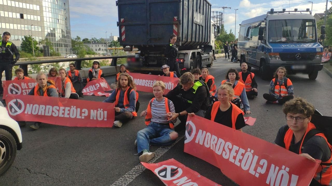 Klimaaktivisten blockieren eine Autobahnabfahrt: Deutlich mehr Menschen beteiligt als zuvor.