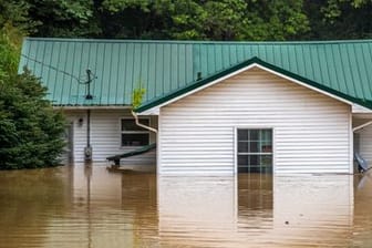 Ein überflutetes Haus in Lost Creek, Kentucky: Der Gouverneur des Bundesstaates befürchtet weitere Tote.
