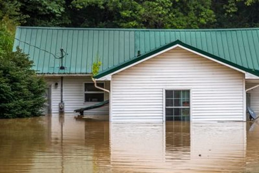 Ein überflutetes Haus in Lost Creek, Kentucky: Der Gouverneur des Bundesstaates befürchtet weitere Tote.
