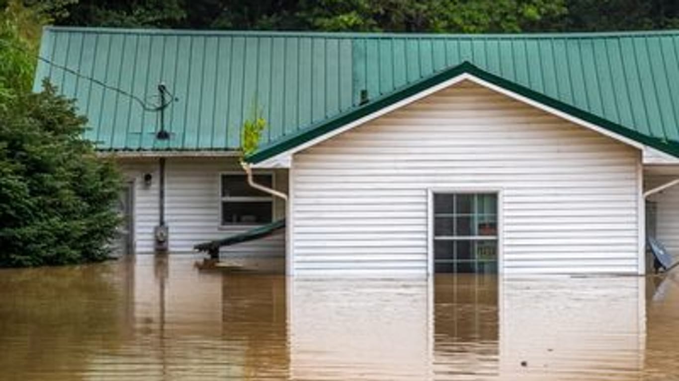 Ein überflutetes Haus in Lost Creek, Kentucky: Der Gouverneur des Bundesstaates befürchtet weitere Tote.