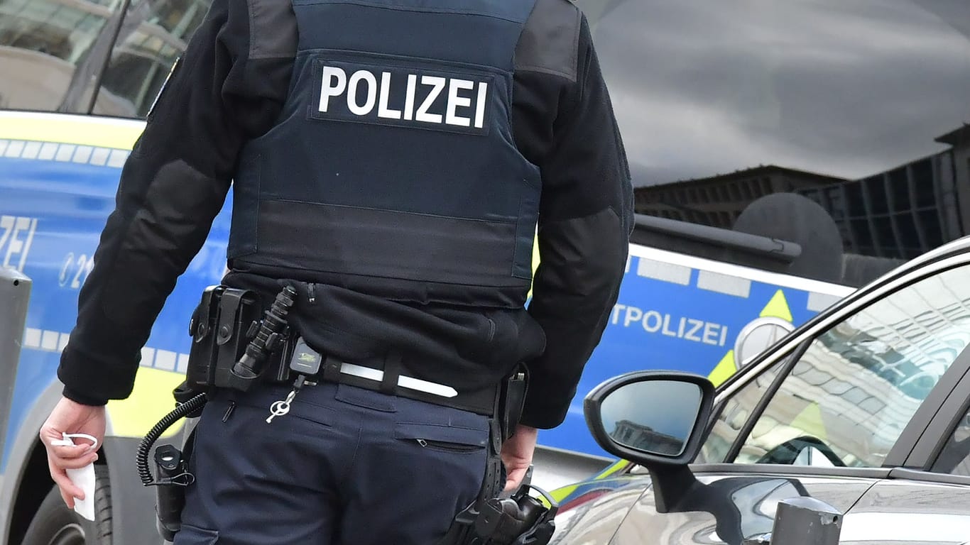 Ein Polizist im Einsatz (Symbolbild). Bei einer Bluttat in Uetze (bei Hannover) ist am Montag ein Mann durch seine Ehefrau lebensgefährlich verletzt worden.