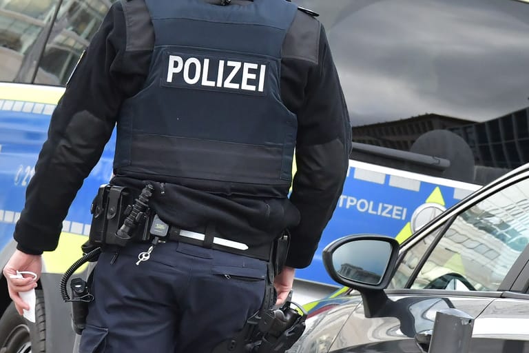 Ein Polizist im Einsatz (Symbolbild). Bei einer Bluttat in Uetze (bei Hannover) ist am Montag ein Mann durch seine Ehefrau lebensgefährlich verletzt worden.