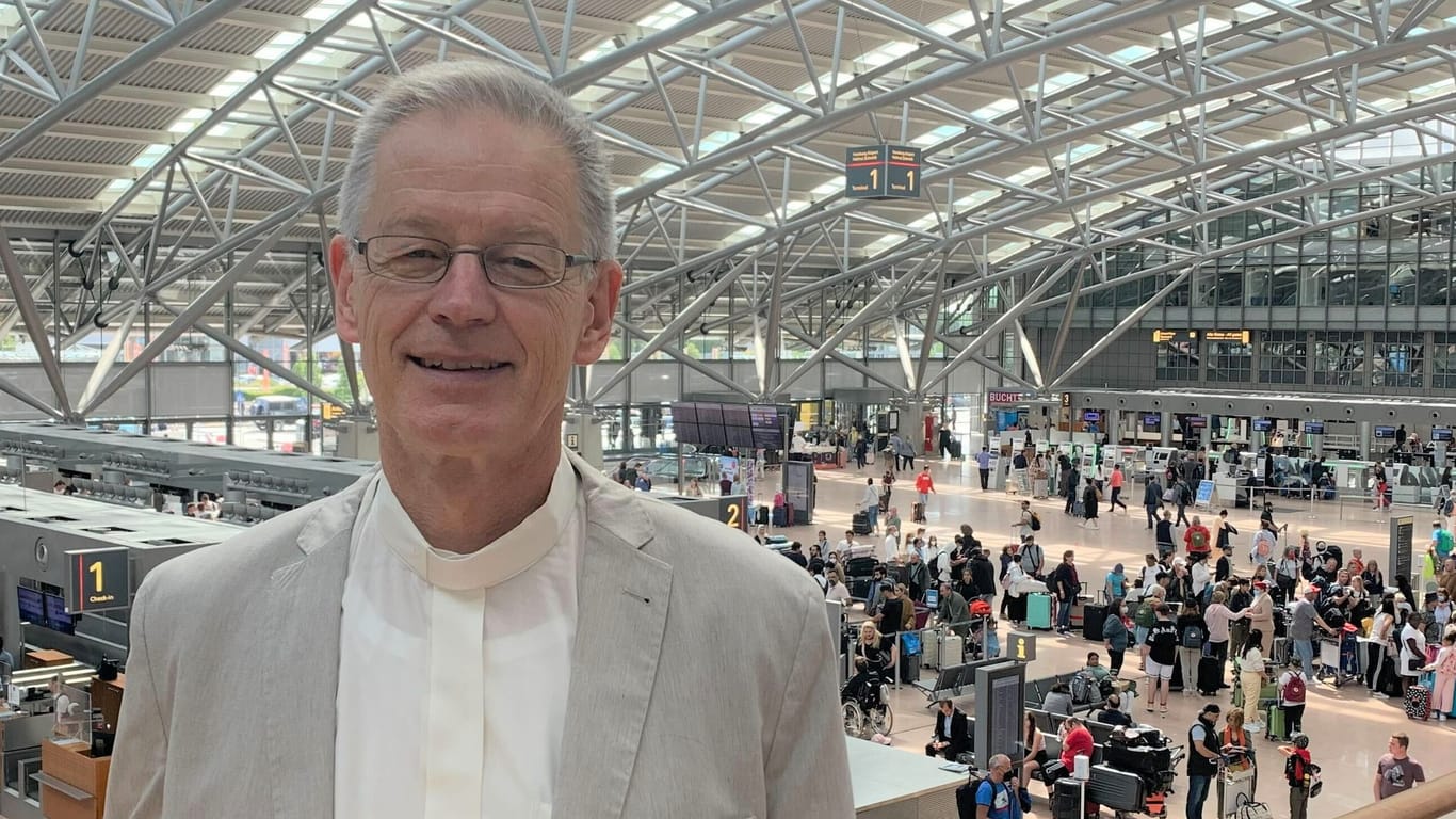 Pastor Björn Kranefuß steht im Terminal 1: Seine Kirche hat der 63-Jährige am Hamburger Flughafen.