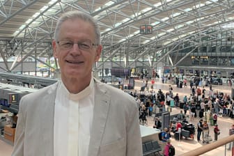 Pastor Björn Kranefuß steht im Terminal 1: Seine Kirche hat der 63-Jährige am Hamburger Flughafen.