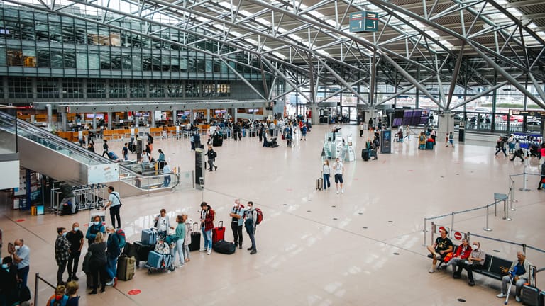 Die Lage am Hamburger Flughafen entspannt sich zwischenzeitlich – im Tagesverlauf kann es aber weiter zu Wartezeiten kommen.