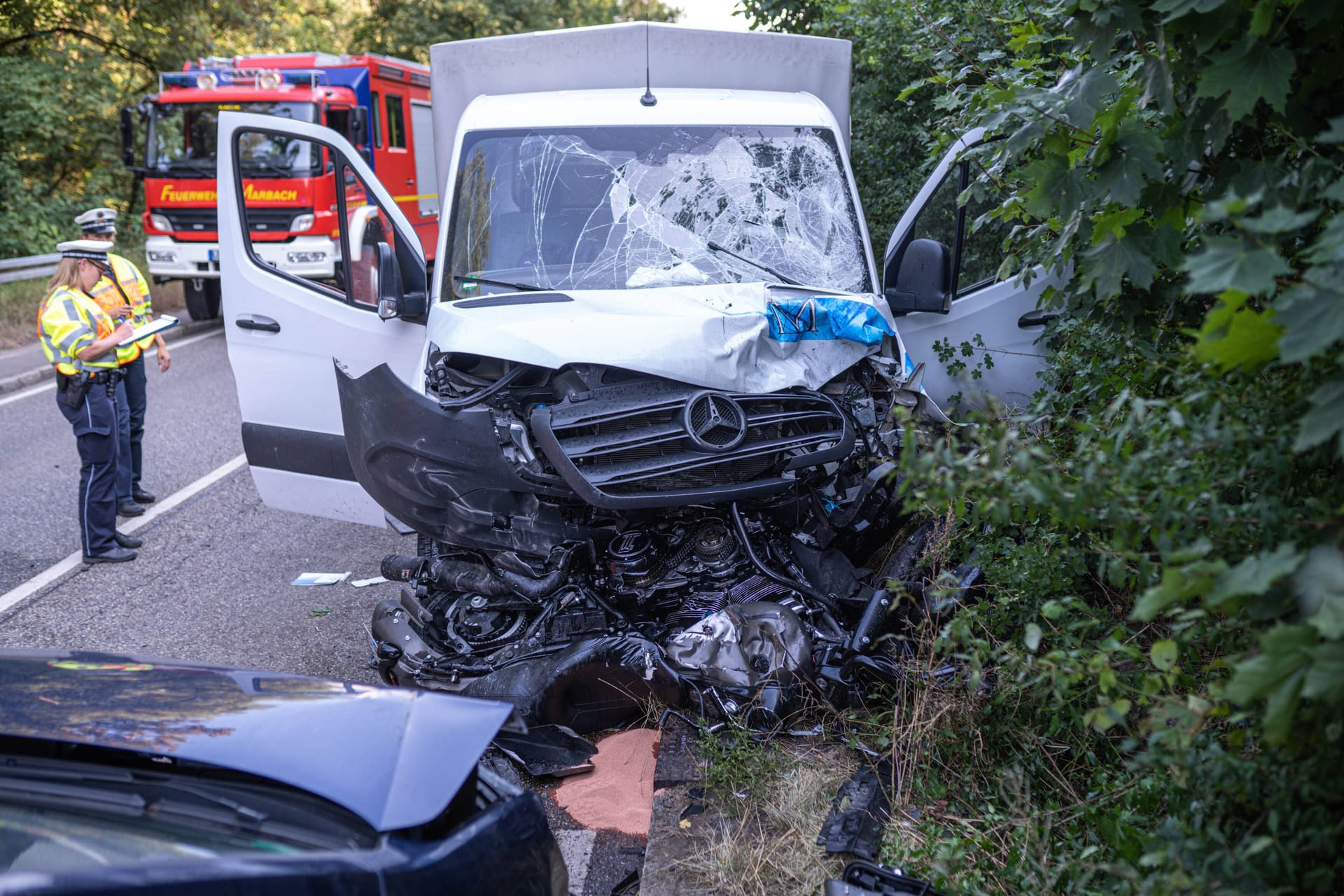 Der Unfallwagen mit dem zerstörten Motorrad: Einsatzkräfte sind weiterhin vor Ort im Einsatz.