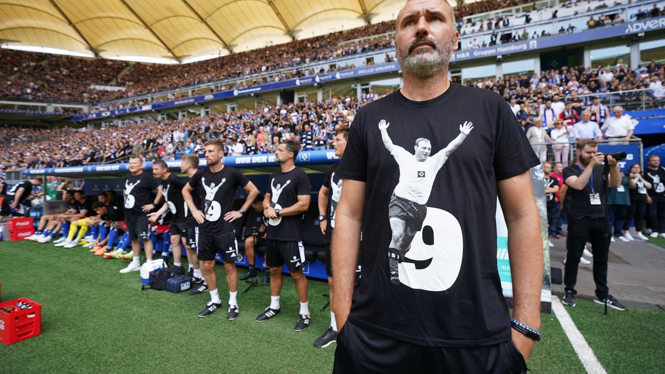 Trainer Tim Walter trägt ein T-Shirt mit der Nummer 9 und einem Bild von Uwe Seeler.