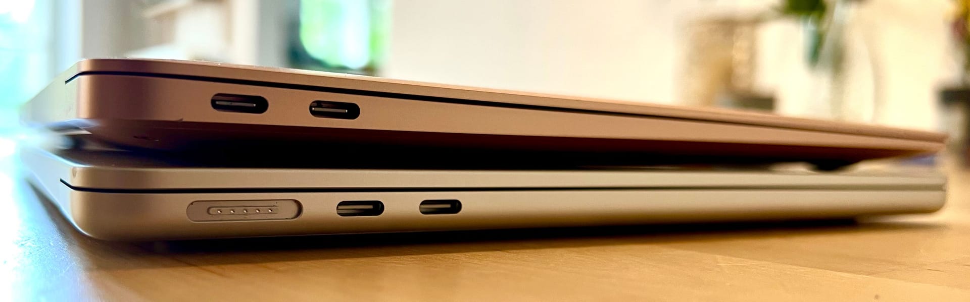 Das MacBook Air M1 auf dem MacBook Air M2 – beim oberen Gerät ist klar die zulaufende Keilform zu sehen. Insgesamt habe das neue Gerät aber 20 Prozent weniger Volumen.