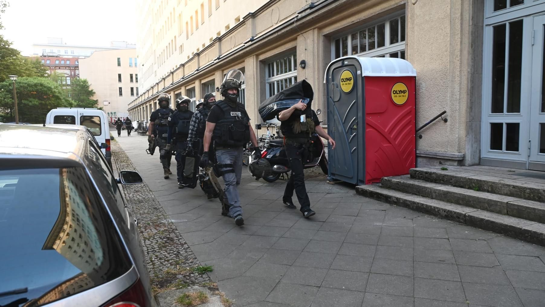 SEK-Beamte im Einsatz: In Berlin gab es mehrere Durchsuchungen.