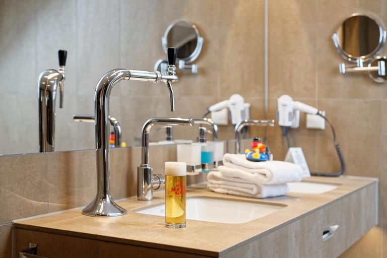 Ein Zapfhahn im Bad: Mit diesem Gag will ein Kölner Hotel seine Gäste beeindrucken.
