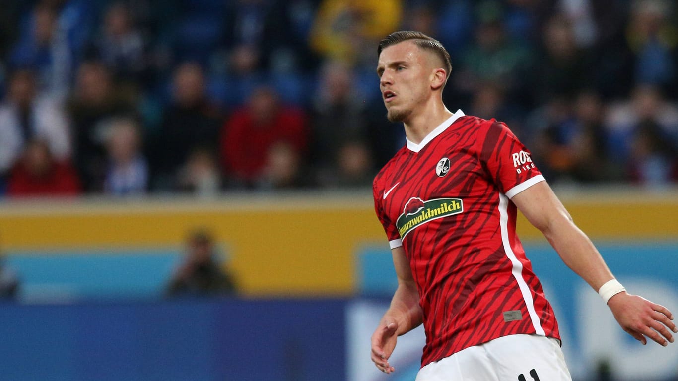 Ermedin Demirovic: Der 24-Jährige könnte in der nächsten Saison für den FC Augsburg auf Torejagd gehen.