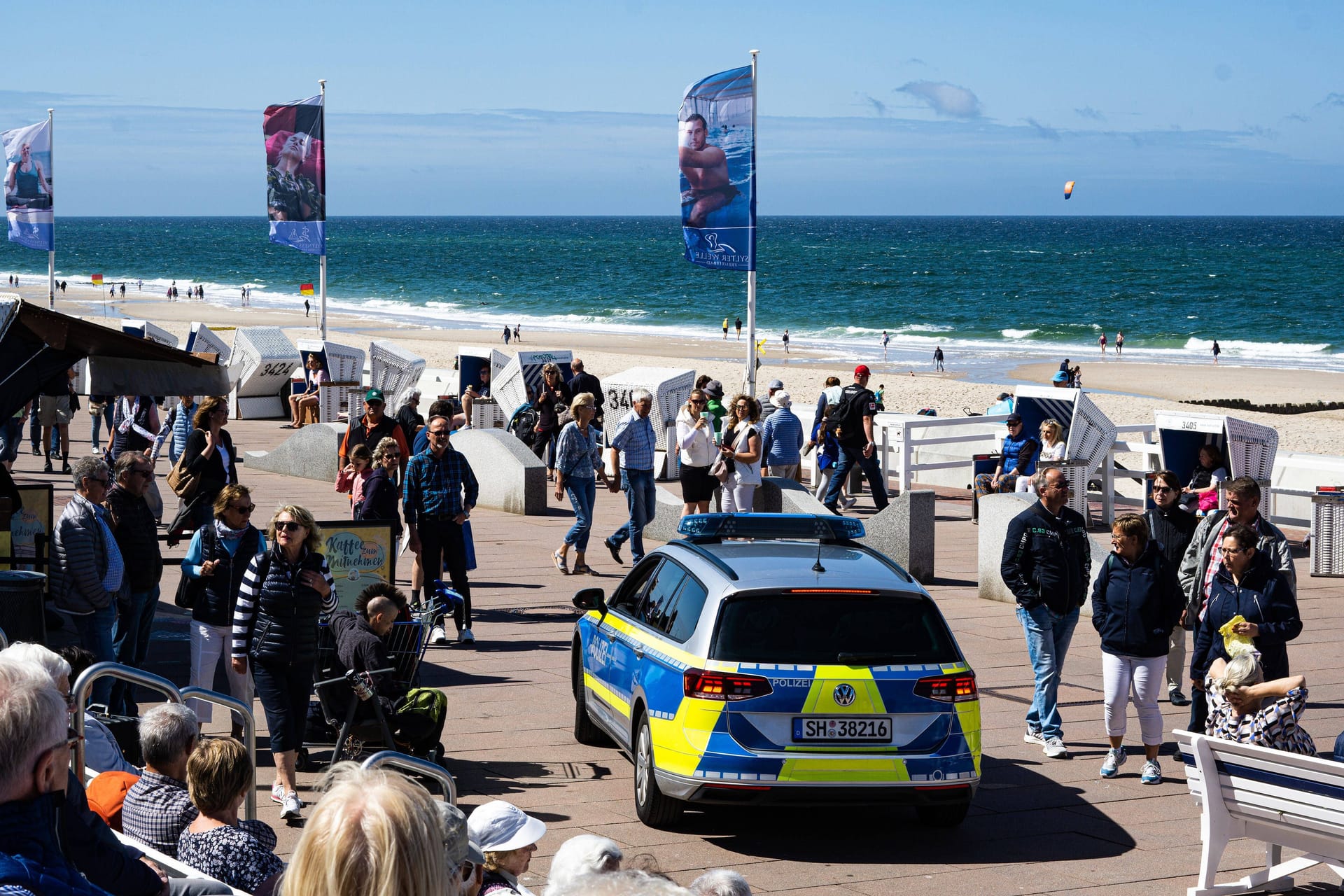 Streifenwagen auf Sylt (Archivbild): Es gab 2022 wieder einen leichten Anstieg in der Gesamtkriminalität auf der Insel.