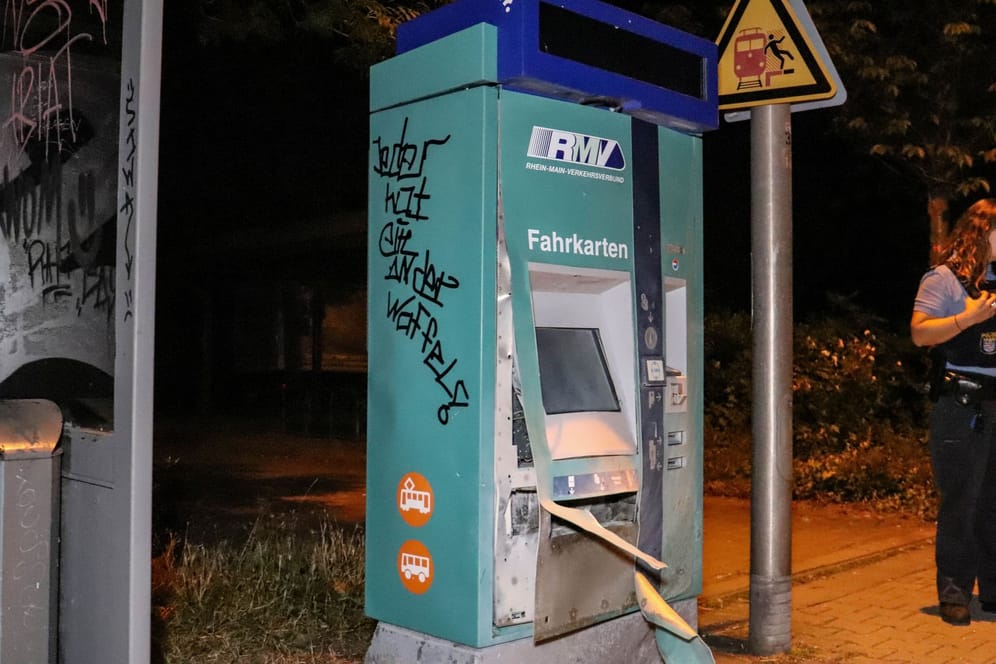 Explodierter Fahrkartenautomat am Bahnhof im Hanauer Stadtteil Klein-Auheim: Die Beamten fahnden bislang erfolglos nach den Tätern.