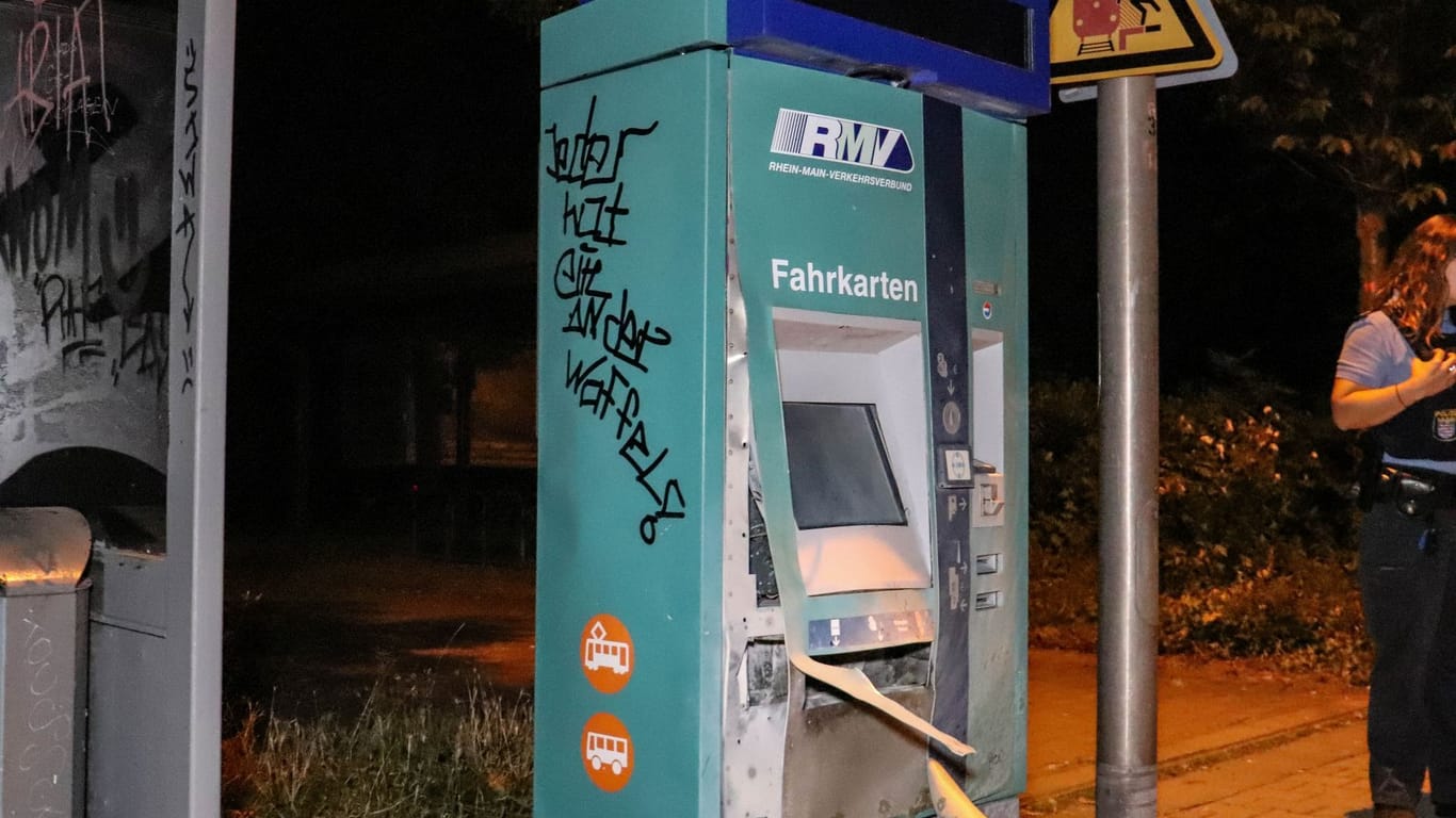Explodierter Fahrkartenautomat am Bahnhof im Hanauer Stadtteil Klein-Auheim: Die Beamten fahnden bislang erfolglos nach den Tätern.