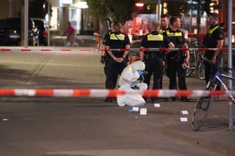 Spurensicherung an einem abgesperrten Tatort (Archivbild): In der Nacht auf Dienstag ist ein Mann in Bonn lebensgefährlich verletzt worden.