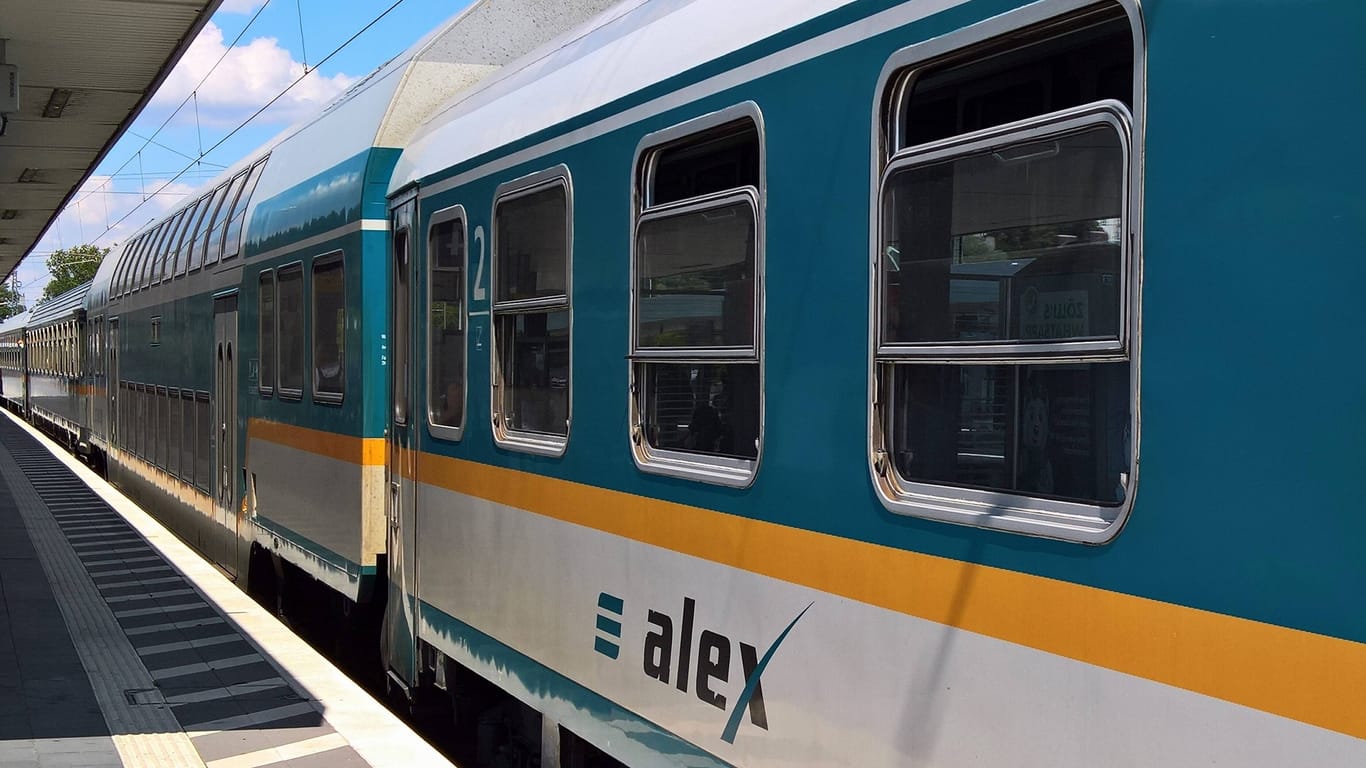 Eine Regionalbahn von Alex steht am Bahnhof (Symbolbild): Dem Unternehmen brechen aktuell wegen Krankheit und Urlaub viele Mitarbeiter weg, weshalb Züge ausfallen.