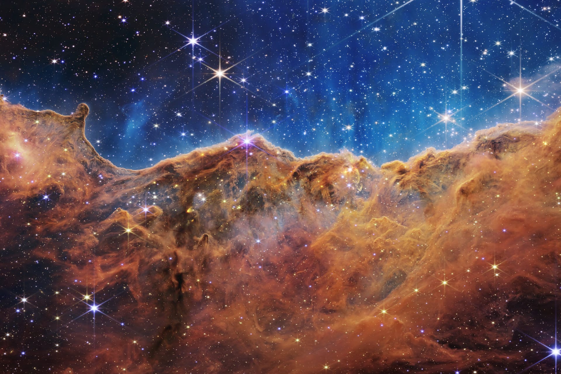 Eines der ersten Farbbilder des James-Webb-Teleskops: der Rand einer nahen und jungen sternformenden Region mit dem Namen NGC 3324 im Carinanebel.