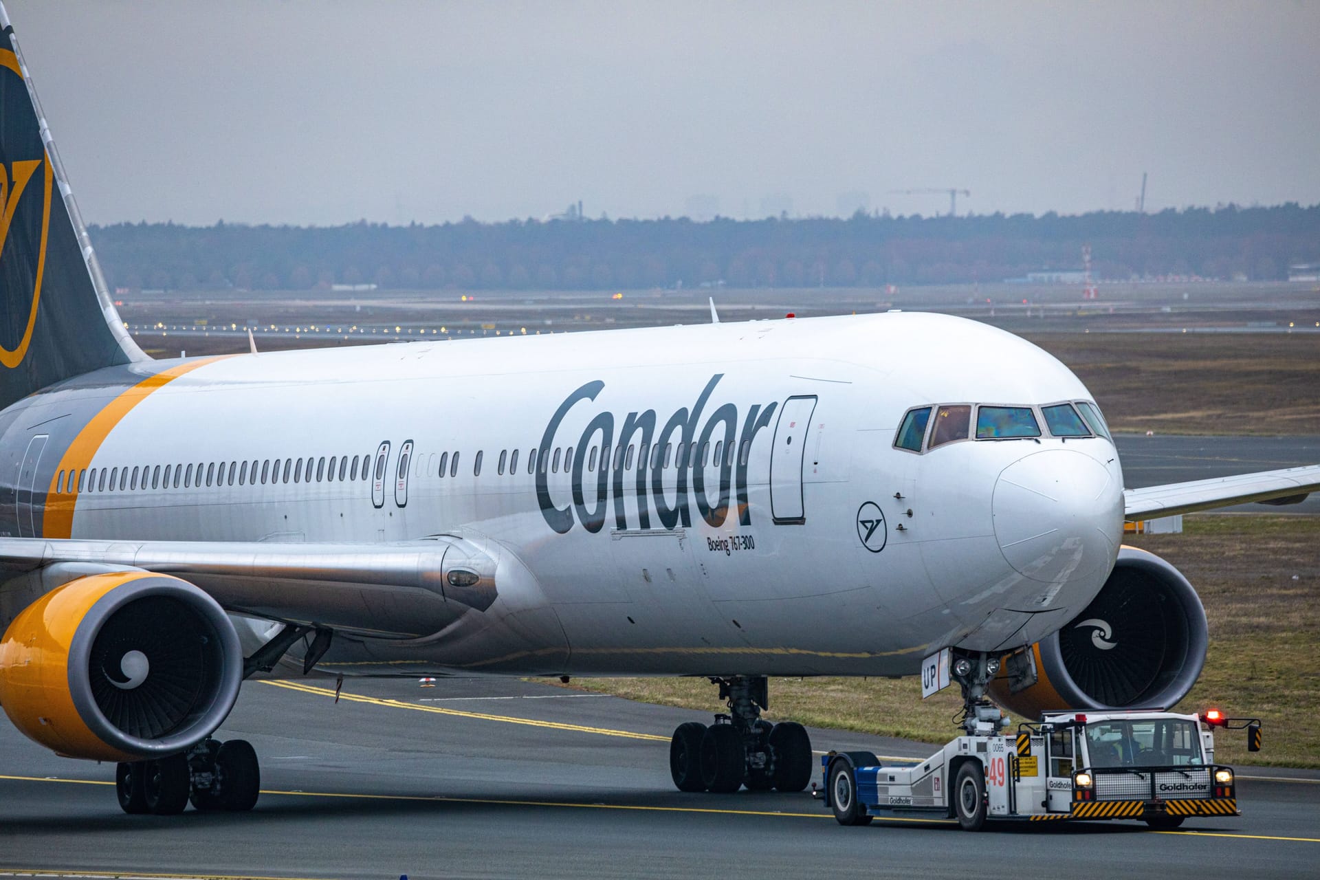 Ein Flugzeug der Airline Condor steht an einem Flughafen (Archivbild): Nach nur zwanzig Minuten musste die Maschine landen.