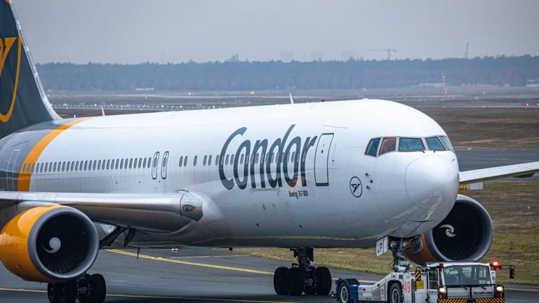 Ein Flugzeug der Airline Condor steht an einem Flughafen (Archivbild): Nach nur zwanzig Minuten musste die Maschine landen.