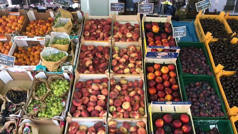 Eine Auswahl von frischem Obst vor dem "Edeka Rasmussen": Besonders teuer sind hier die Platt- oder auch Wildpfirsiche.