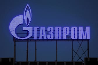 Gazprom-Logo (Symbolbild): Der Staatskonzern macht seinen deutschen Partnern weiter Vorwürfe im Streit über verringerte Gaslieferungen.