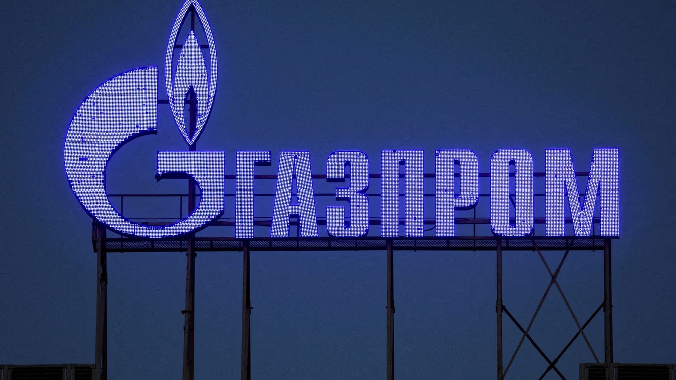 Gazprom-Logo (Symbolbild): Der Staatskonzern macht seinen deutschen Partnern weiter Vorwürfe im Streit über verringerte Gaslieferungen.