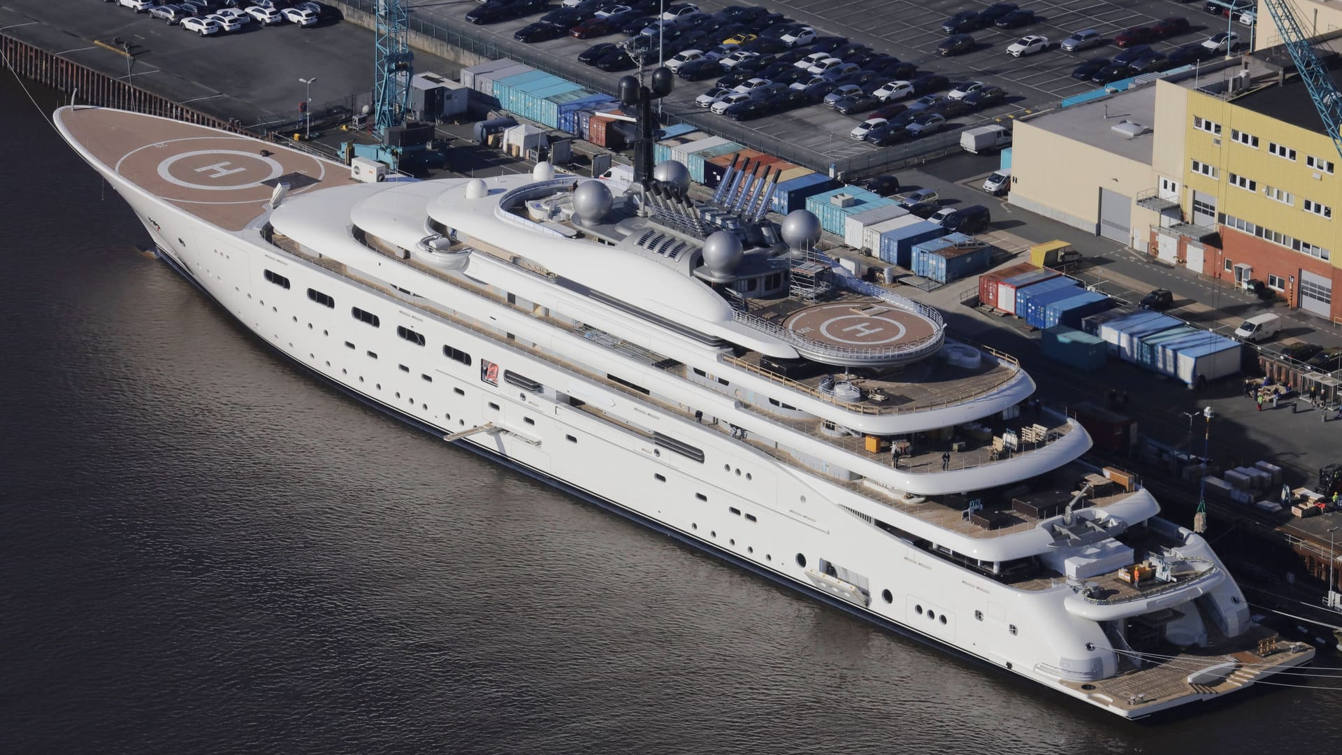 Luftbild der Megayacht "Blue": Das von der Lürssen Werft gebaute Schiff misst 160 Meter.