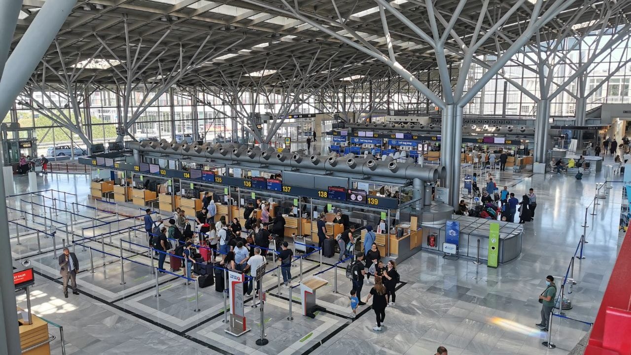 An diesem Freitag ist am Stuttgarter Flughafen zwar viel los, von Chaos ist jedoch keine Spur.