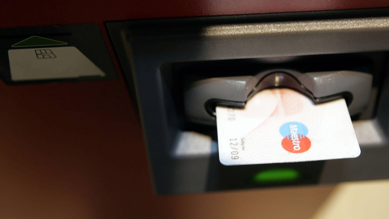 Eine EC-Karte steckt in einem Geldautomaten (Symbolbild).