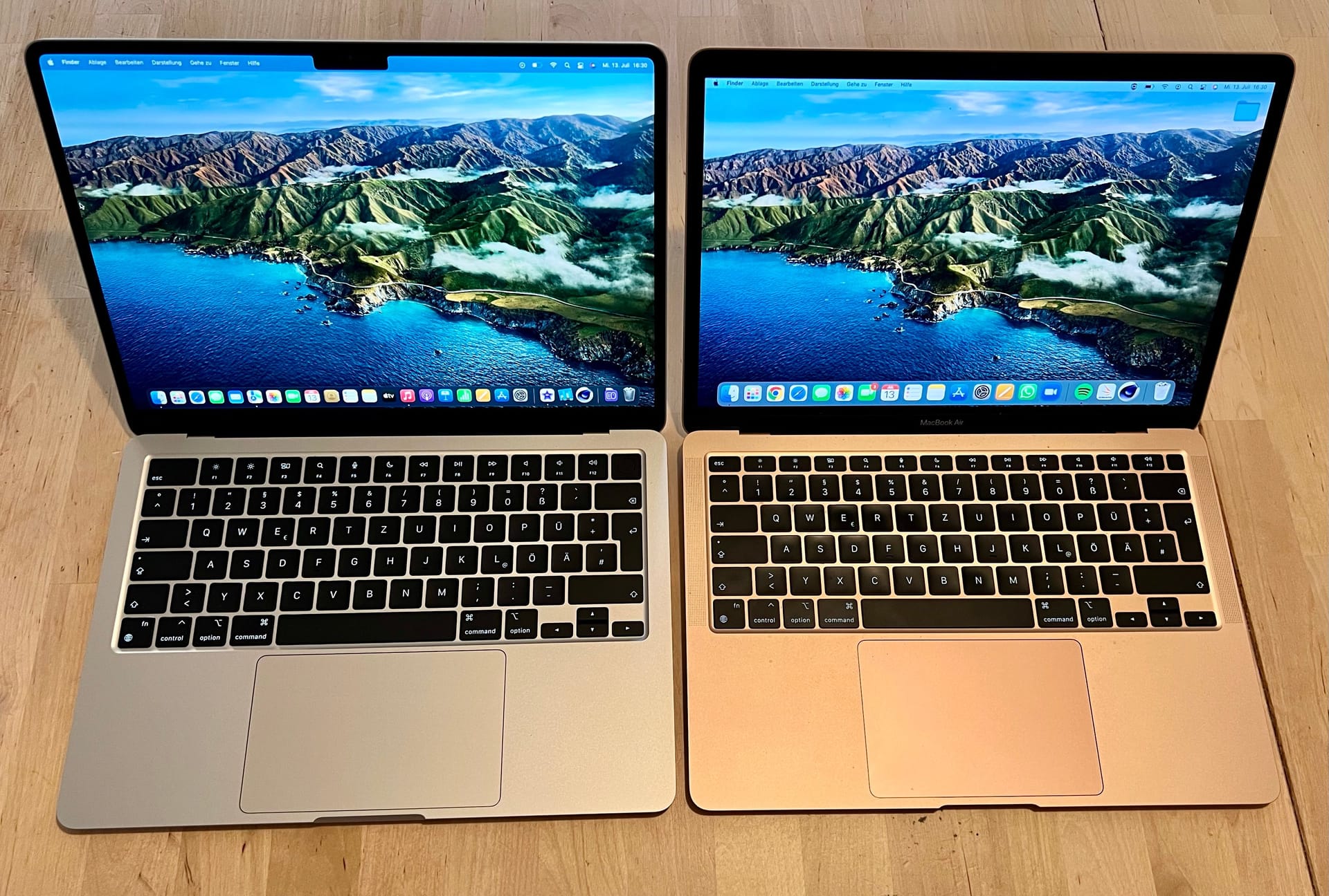 Das MacBook Air M2 (links) hat sichtbar schmalere Displayränder als sein Vorgänger mit M1-Chip (rechts). Die Kamera hat deshalb eine zentrale Aussparung (Notch) erhalten.