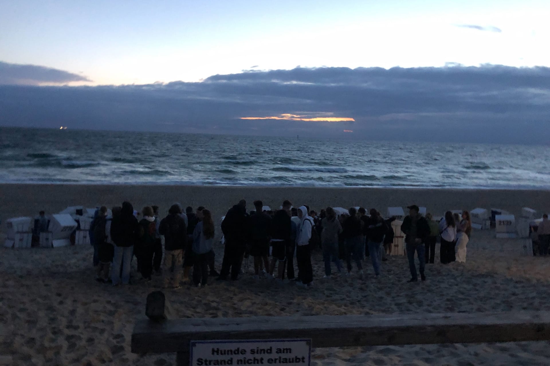 Feiernde Jugendliche beim Sonnenuntergang auf Sylt: Im Minutentakt werden es mehr Feierwütige.