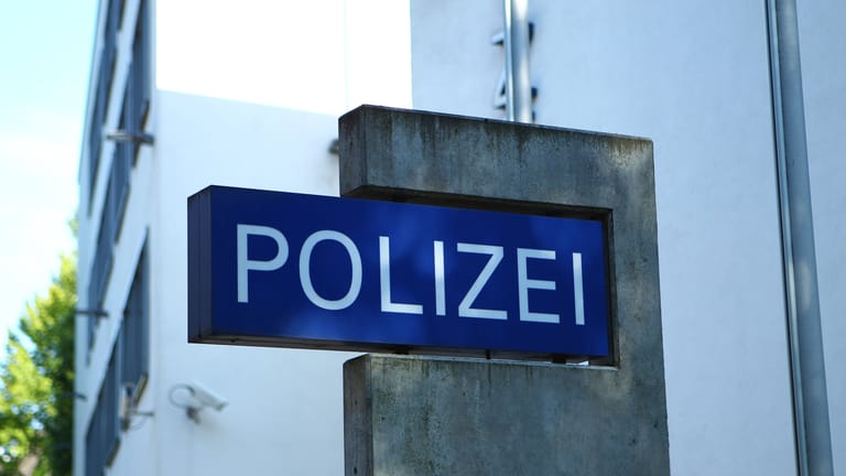 Eine Hamburger Polizeiwache (Symbolbild): Eine Beschreibung soll helfen, den Unbekannten zu finden.