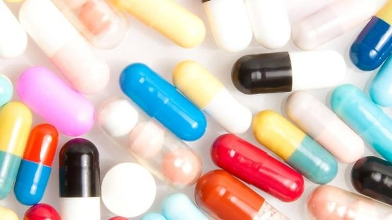 Verschiedene Tabletten (Symbolbild): Bei vielen Medikamenten gibt es oft eine preisgünstigere Alternative.