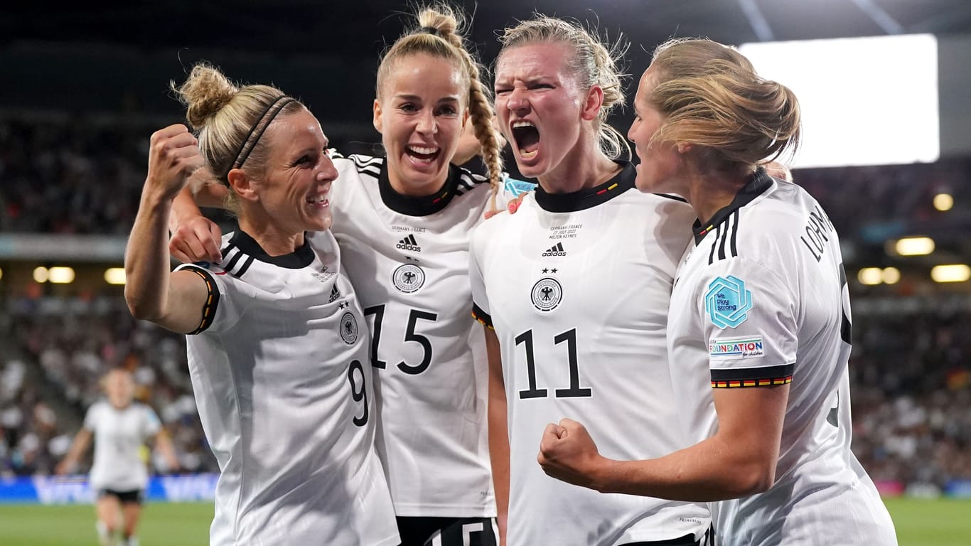 Große Freude: Die DFB-Frauen bejubeln das 2:1 von Alex Popp.