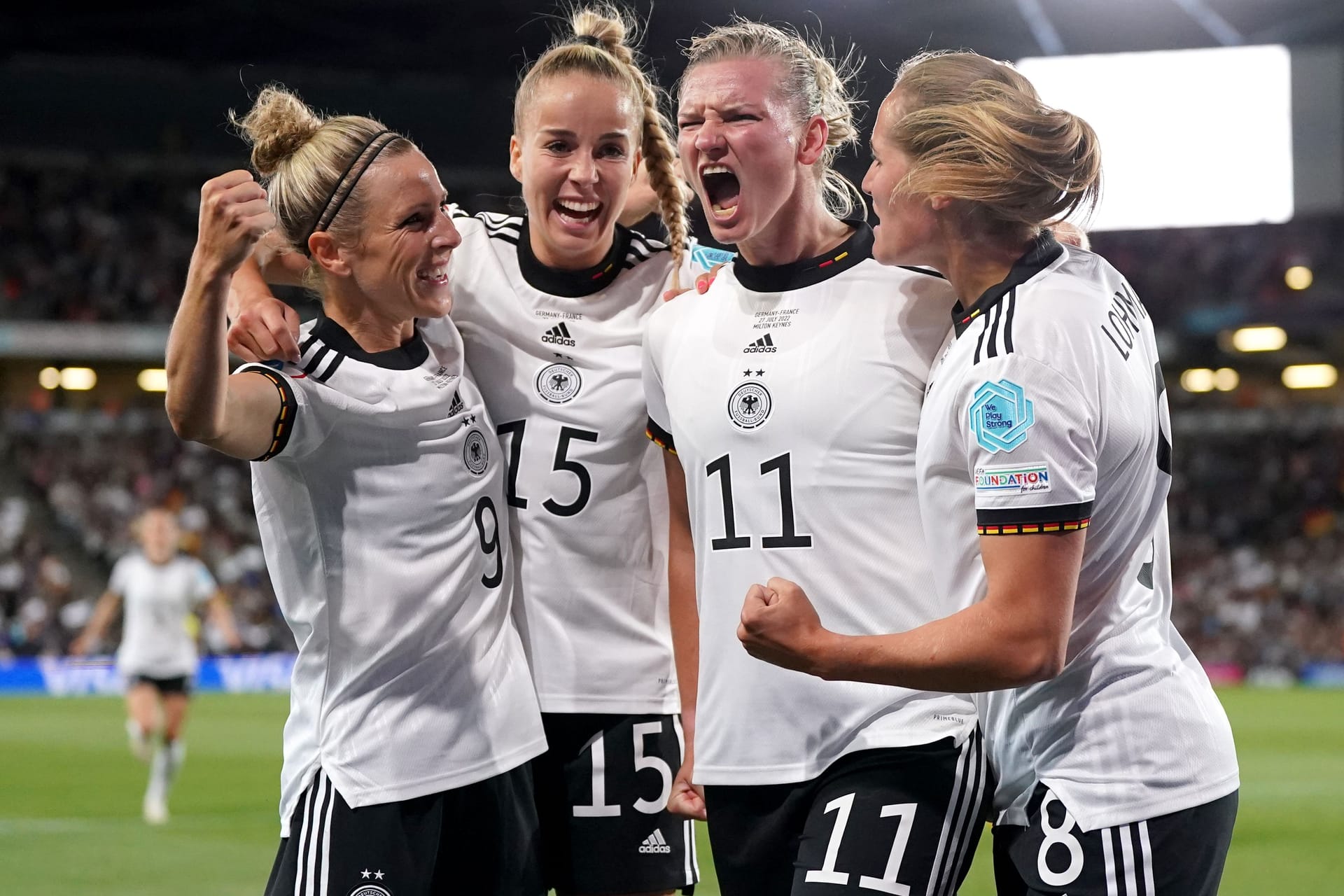 Große Freude: Die DFB-Frauen bejubeln das 2:1 von Alex Popp.