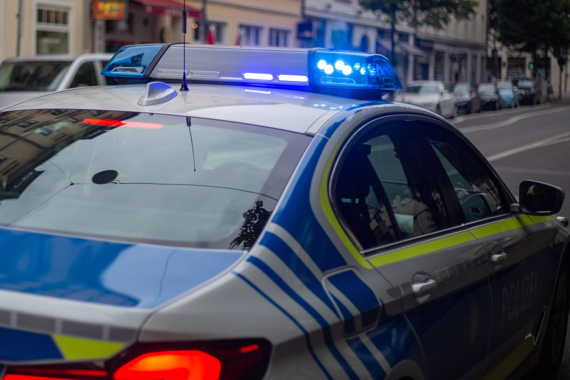 Polizeiwagen mit Blaulicht (Symbolfoto): Der gesuchte Bonner ist gefunden worden.