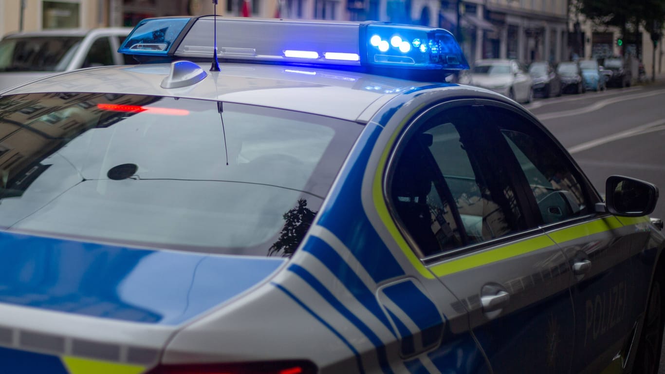 Polizeiwagen mit Blaulicht (Symbolfoto): Der gesuchte Bonner ist gefunden worden.