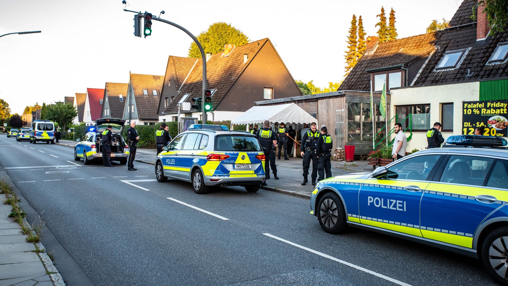 Zahlreiche Streifenwagen der Polizei stehen am Tatort.