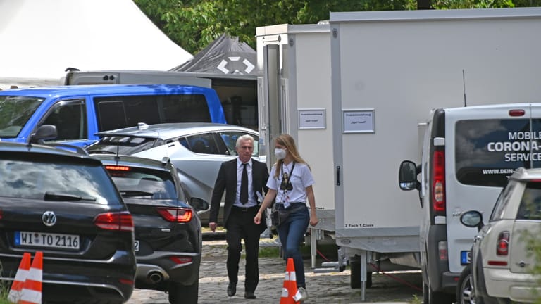 Schaupieler Crispin Letts spielt die Rolle des Journalisten Ellis. Auf dem Weg zum Drehort, einer Villa in der Billestraße, wird er geshuttelt.