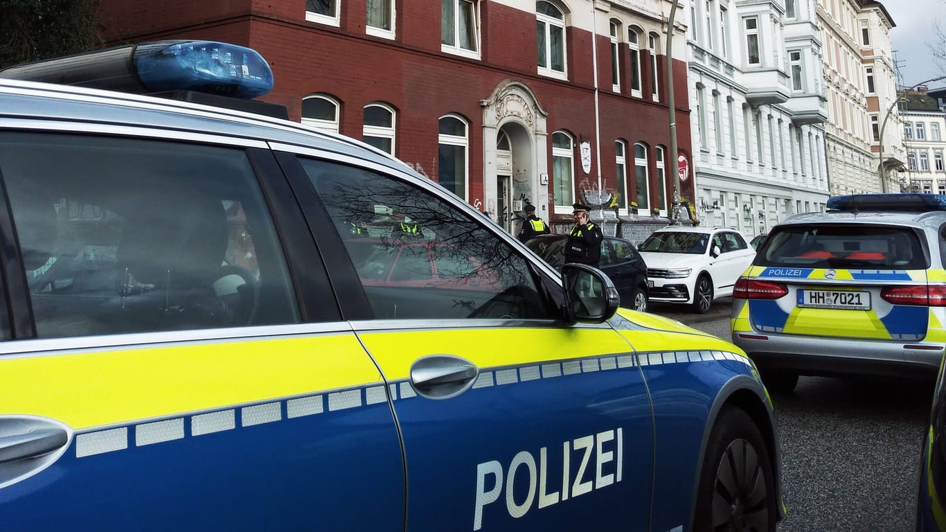Polizei in Hamburg (Symbolfoto); Ein Tötungsdelikt in einer Shishabar beschäftigt die Ermittler.