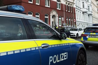 Polizei in Hamburg (Symbolfoto); Ein Tötungsdelikt in einer Shishabar beschäftigt die Ermittler.