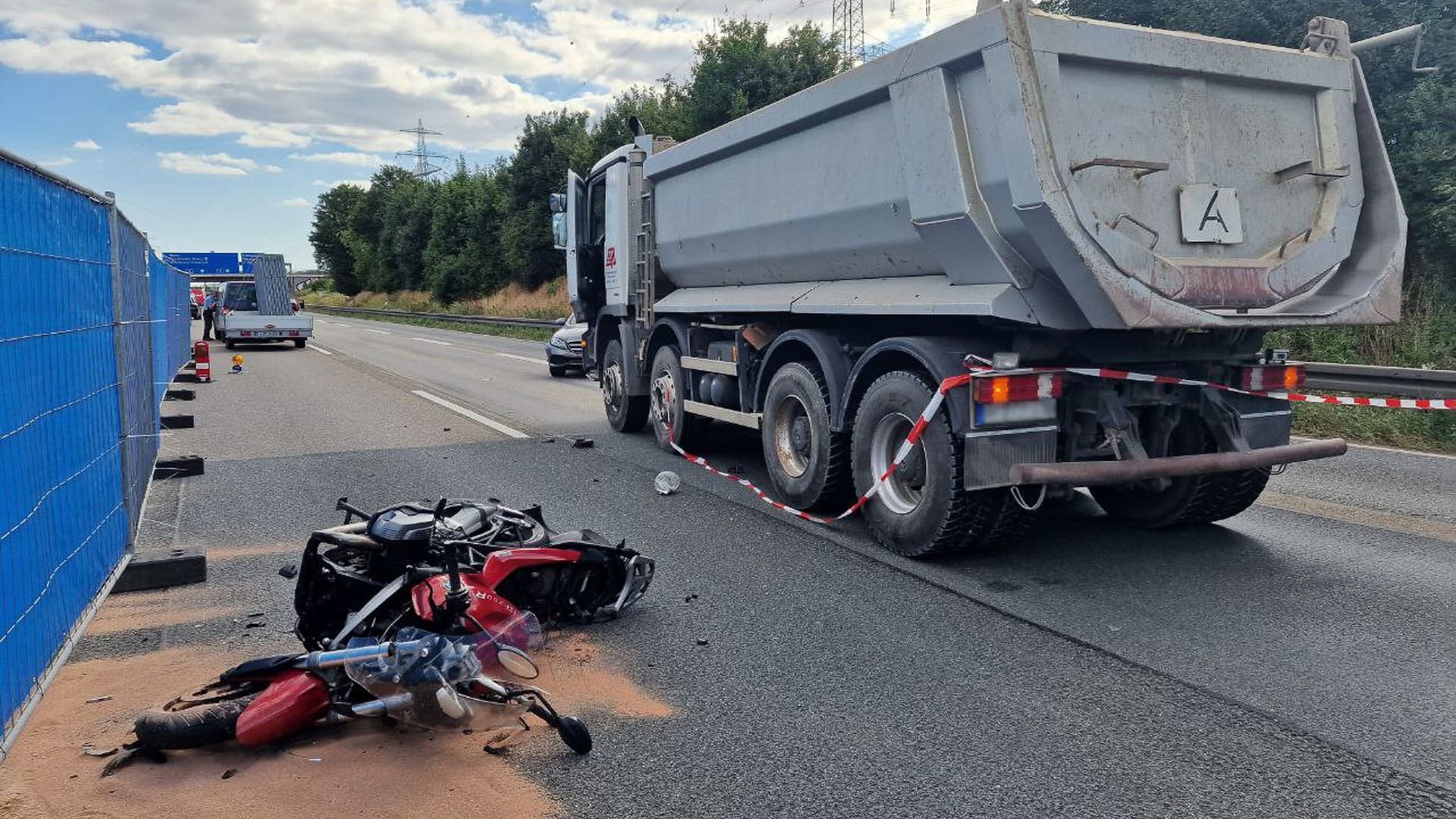 Unfallstelle auf der A5: Die Strecke wurde weiträumig abgesperrt. Es kam zu Staus.