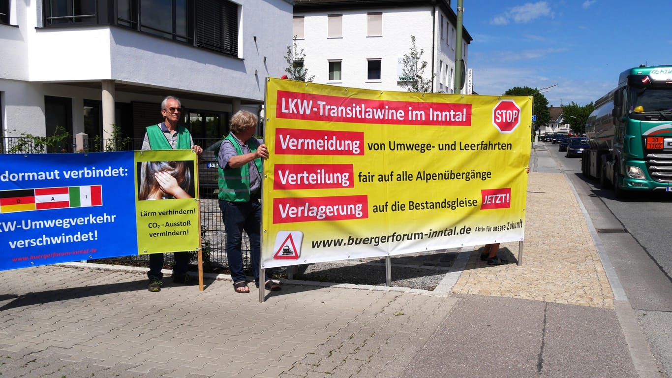 Protest gegen die LKWs in den Dörfern im Inntal (Archivbild): Die Blockabfertigung belastet nicht nur die Fahrer.