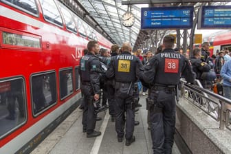 Polizisten der Bundespolizei auf einem Bahnsteig des Kölner Hauptbahnhofs: Ein Fahrgast soll einen Mitreisenden gewürgt haben.