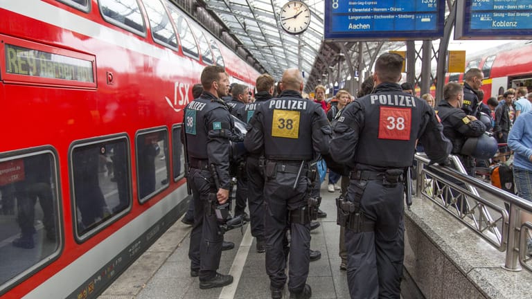 Polizisten der Bundespolizei auf einem Bahnsteig des Kölner Hauptbahnhofs: Ein Fahrgast soll einen Mitreisenden gewürgt haben.