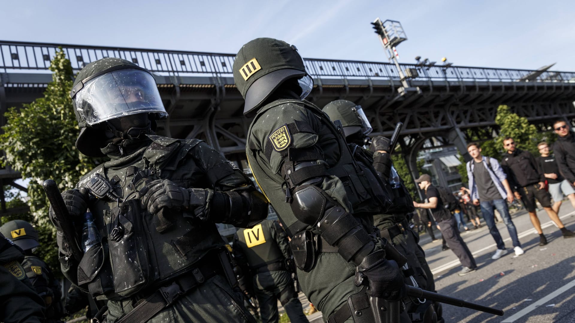 Polizeikräfte beim G20-Gipfel in Hamburg: Einen Einsatz hat die Polizei fünf Jahre später als rechtswidrig anerkannt. Polizeikräfte beim G20-Gipfel in Hamburg: Einen Einsatz hat die Polizei fünf Jahre später als rechtswidrig anerkannt.