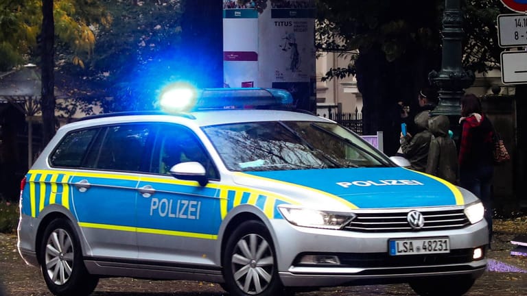 Streifenwagen im Einsatz (Symbolbild): Der Polizeieinsatz soll nun untersucht werden.