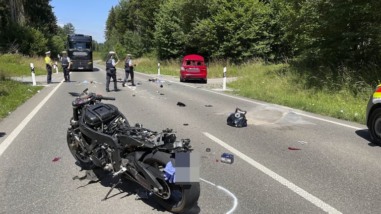 Das stark beschädigte Motorrad und der Mercedes werden nach dem Unfall von Sachverständigen untersucht: Die 29-jährige Motorradfahrerin wurde bei dem Aufprall so schwer verletzt, dass sie wenig später verstarb.