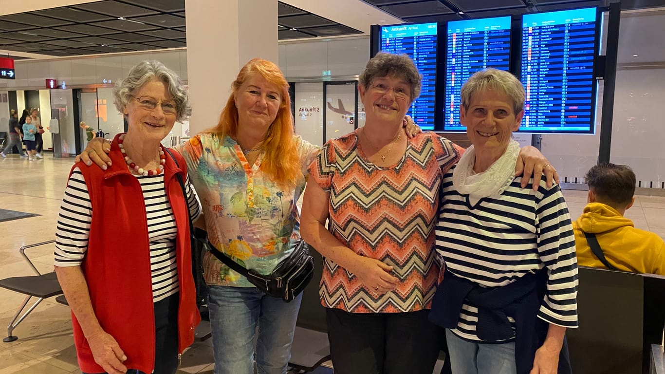 Ute (von links), Monika, Ingrid und Elke: Fünf Stunden vor Ingrids Abflug waren die vier am Flughafen.